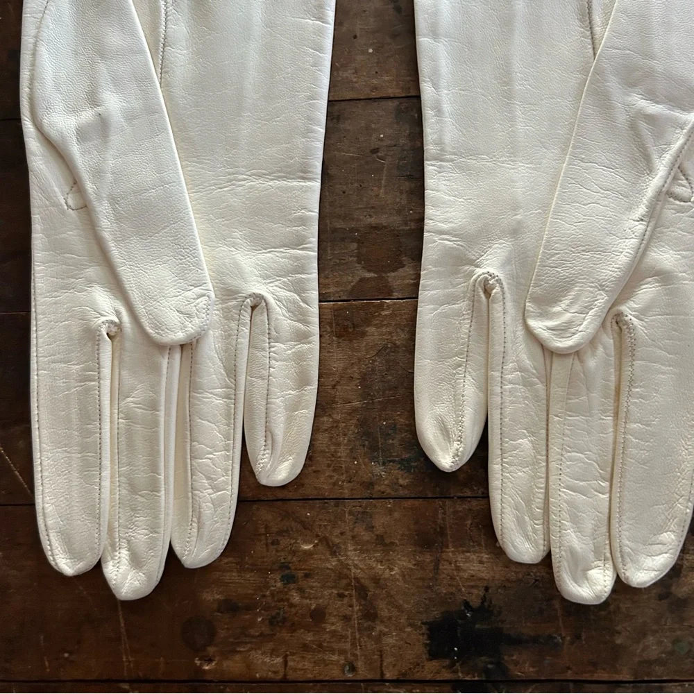Valentino Garavani Cream Scalloped Leather Gloves